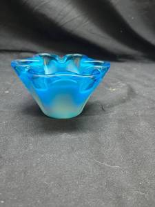 lot 779 image: Blue Art Glass Ruffled Edge Bowl