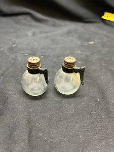 lot 784 image: Miniature Coffee Pot Salt and Pepper Set