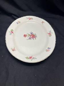 lot 785 image: Porcelain Floral Pattern Dinner Plate with Gold Trim