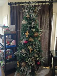 lot 905 image: 8ft. Christmas Tree with all the decorations