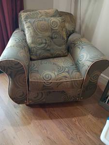 lot 917 image: Carter Brand Chair with matching pillows.  Seat measures 24 x 21