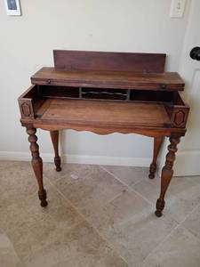 lot 919 image: Small Wooden Desk.   31 x 32 x 18