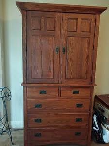 lot 928 image: 2 pieces.  Chest of Drawers with TV, Stand on top. Chest is 40 x 42 x 23 with  5 Drawers.   Total height 81 x 42 x 23. Chest is a Richardson Brothers Company.