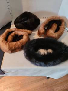 lot 1000 image: Fur collars and hat