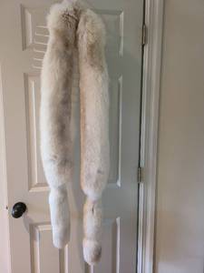 lot 1001 image: Long White Fox Fur Stole