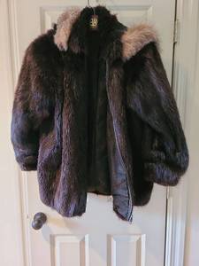 lot 1004 image: Fur coat with removable hood.