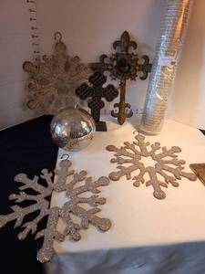 lot 1016 image: Large Christmas ornaments, crosses, roll of glittery gift wrap