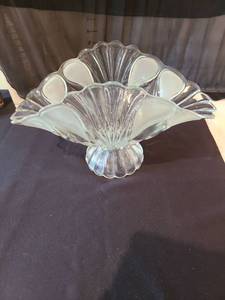 lot 1017 image: Clear Glass Shell Shaped Decorative Bowl
