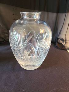 lot 1023 image: Cut Crystal Glass Vase with Floral Pattern, 7in tall