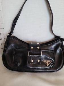 lot 1064 image: Prada purse