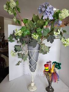 lot 1083 image: Home decor, taller is 36in
