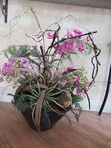 lot 1085 image: Floral arrangement in heavy pot, 32in tall
