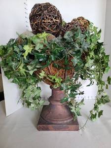 lot 1086 image: Home decor, 22in tall