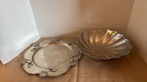 lot 1103 image: Wilton Armetale 2qt bowl and serving tray
