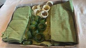 lot 1111 image: Green and gold toned Napkin Ring Set with Cloth Napkins