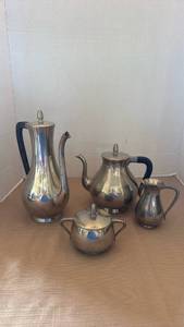 lot 1126 image: Pewter made in Holland coffee and tea pots with creamer and sugar jar