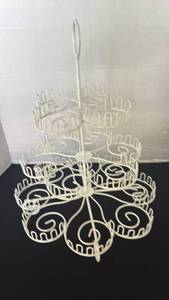 lot 1214 image: White Metal Wire 3-Tier Cupcake Stand