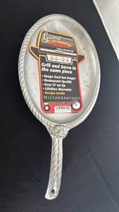 lot 1217 image: Wilton Armetale Gourmet Grillware Sizzle Platter with Handle