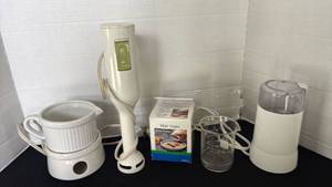 lot 1238 image: Kitchen Appliance Bundle with Immersion Blender Multi-Grater and Fondue Set
