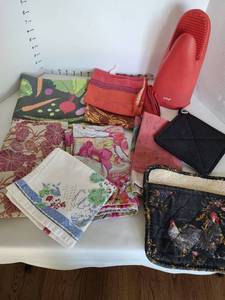 lot 1243 image: Orka silicone oven mitt, hot pads, kitchen towels