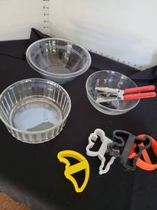 lot 1250 image: Glass bowls, cookie cutters, can opener