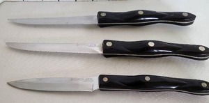 lot 1252 image: 3 Cutco knives