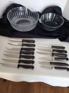 lot 1255 image: Kitchen knives and glass bowls.
