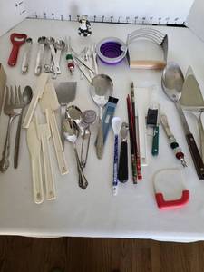 lot 1257 image: Kitchen utensils.