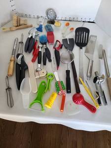 lot 1258 image: Kitchen utensils
