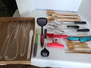 lot 1260 image: Kitchen utensils.