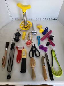 lot 1261 image: Kitchen utensils.