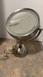 lot 1406 image: Lighted Magnifying Makeup Mirror with Adjustable Settings