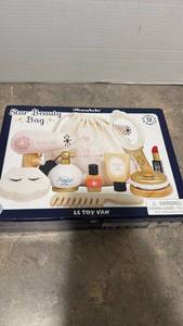 lot 1425 image: Le Toy Van Honeybake Star Beauty Bag Pretend Play Makeup Set