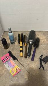 lot 1456 image: Round brushes and more