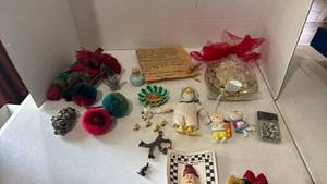 lot 1507 image: Mixed Folk Art and Decorative Collectibles Lot