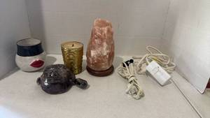 lot 1511 image: Pink Himalayan salt lamp and more decor