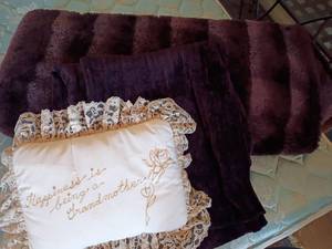 lot 1614 image: 2 Throw Blankets and a Small Pillow