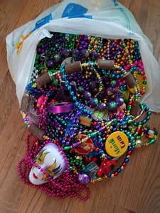 lot 1621 image: Mardi Gras Beads