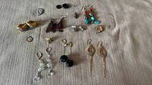 lot 1904 image: Earrings, pendants and more