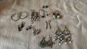 lot 1910 image: Earrings