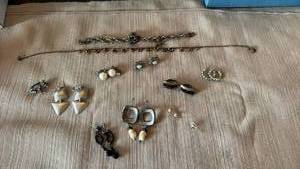 lot 1912 image: Earrings and , bracelets