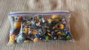 lot 1913 image: Beads