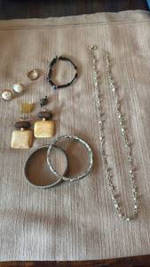 lot 1915 image: Womens jewelry