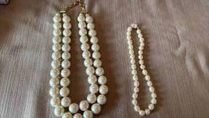 lot 1917 image: Necklaces