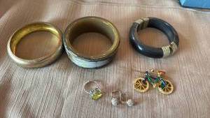 lot 1918 image: Womens jewelry