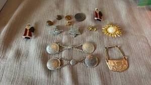 lot 1919 image: Vest clips, pins and more