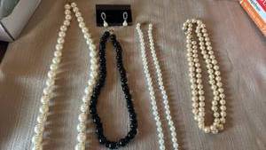 lot 1921 image: Womens jewelry