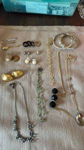 lot 1924 image: Womens jewelry