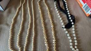 lot 1929 image: Necklaces