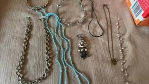 lot 1930 image: Womens jewelry
